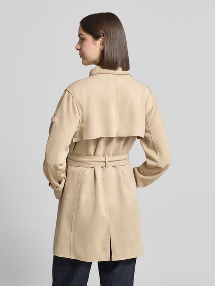 Vrouwenmodel draagt trenchcoat met strikceintuur Modell 'CORDELIA' van Frieda & Freddies, beige materiaalmix met stretch, getailleerd model, platte kraag, knoopsluiting, mouwsluitingen, labeldetail, ruglengte maat 36: 85 cm, schouderbreedte 42 cm, borstwijdte 55 cm, mouwlengte 74 cm. Ganzkörperansicht Rückansicht.