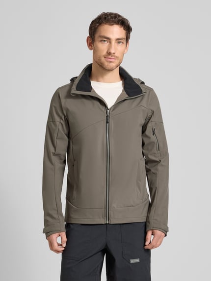 Männermodel trägt Regular Fit Jacke mit Kapuze Modell 'BARMSTEDT' von Icepeak in Oliv mit Stehkragen, Reißverschluss, Eingrifftaschen, Ganzkörperansicht von vorne. Rückenlänge bei Größe 50: 78 cm, Schulterbreite: 43 cm, Brustweite: 54 cm, Ärmellänge: 71 cm, Logo-Print, Armtasche.