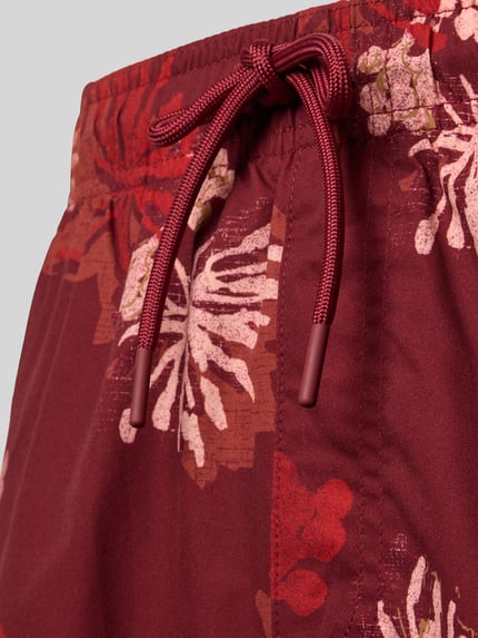 Produktfoto, rote Regular Fit Badeshorts mit Allover-Animal-Print Modell 'Maui' von Jack & Jones, elastischer Bund mit Tunnelzug, Detailaufnahme