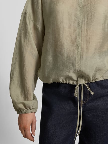 Frauenmodel trägt Bluse mit überschnittenen Schultern Modell 'Filla' von OPUS, Lyocell-Mix, Loose Fit, Nahaufnahme Oberkörper.