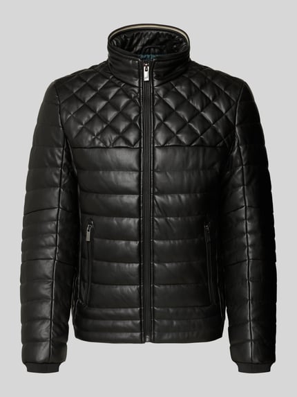 Produktfoto, Regular Fit Jacke in Stepp-Optik von Christian Berg Men in Schwarz mit Stehkragen, Reißverschluss und Leder-Optik, strukturierte Oberfläche