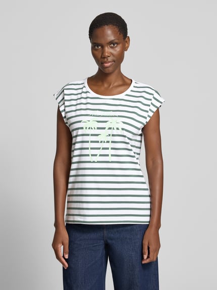 Kobiece model prezentuje T-shirt z motywem palm, białe i zielone paski, krój regular fit, FREE/QUENT, Nahaufnahme Oberkörper, model 'Fenjal', bawełna bio-elastan, długość tyłu w rozmiarze S: 63 cm