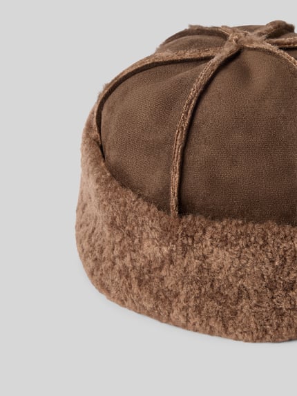 Produktfoto, Mütze mit breiter Krempe von PIECES in einfarbigem Braun, Fleece mit Struktur, Teilungsnähte, breite Krempe sichtbar