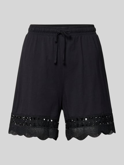 Produktfoto, Regular Fit Shorts aus reiner Baumwolle Modell 'GABBY' von Vero Moda, Optik: Unifarben, Tunnelzug, Bundabschluss: Elastisch, Materialverarbeitung: Jersey, strukturierte schwarze Oberfläche, Spitzenbordüre am Saum.