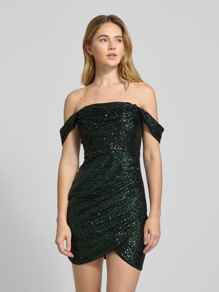 Frauenmodel trägt Cocktailkleid im Off-Shoulder-Look von Lipsy, Material-Mix mit Stretch-Anteil, taillierter Schnitt, Paillettenbesatz, blickdichtes Unterkleid, Rücklänge 66 cm, Brustweite 31 cm, Ganzkörperansicht von vorne.