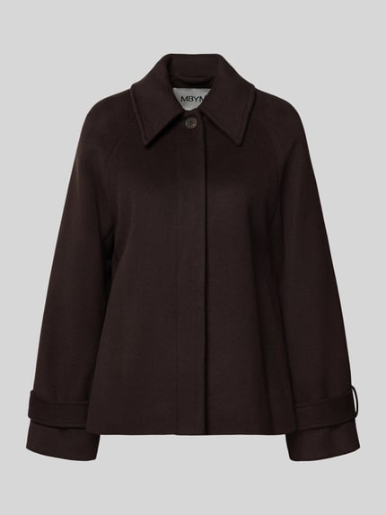 Produktfoto, Jacke aus Woll-Mix mit Kentkragen Modell 'Tary' von mbyM, gerade geschnitten, verdeckte Knopfleiste, glatte Struktur.