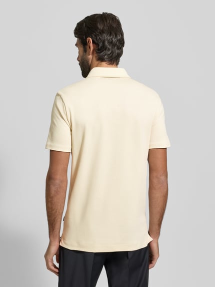 Männermodel draagt Regular Fit Poloshirt uit puur katoen Model 'PALOSH' van BOSS, look: effen, korte mouw, labelprint, rompzoom met zijsplitten, Ganzkörperansicht rugaanzicht.
