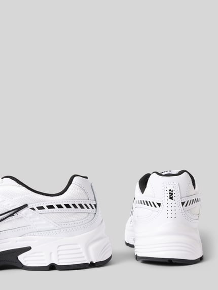 Productfoto, Sneaker met logo model 'Initiator' van Nike, dames sneakers, afgeronde punt, vetersluiting, rubberzool, wit met zwart, hakhoogte maat 40: 4 cm, schachthoogte: 6 cm, schachtbreedte: 8 cm, detailopname achterkant