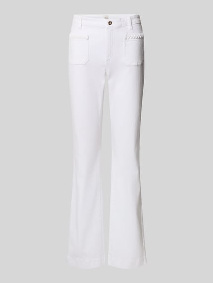 Produktfoto, weiße Flared Fit Jeans mit Flecht-Detail, elastischer Baumwoll-Mix, Modell 'Mary' von Brax, sichtbare aufgesetzte Taschen