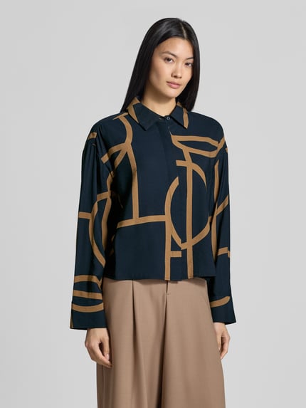 Vrouwenmodel draagt blouse met lange mouwen uit viscosemix model 'Fordoa' van OPUS met grafisch patroon in donkerblauw en beige, dames, voorkant hele lichaam