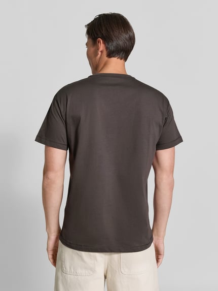 Mannenmodel draagt Regular Fit T-shirt uit puur katoen van Diesel, logodetail, ronde hals, korte mouw, ruglengte maat M 72 cm, effen bruin, ganzebody van achteren.
