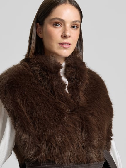 Vrouwenmodel draagt bodywarmer van imitatiebont Model 'Gilet' van Liu Jo White, getailleerde pasvorm, tailleband, opstaande kraag, Nahaufnahme Oberkörper.