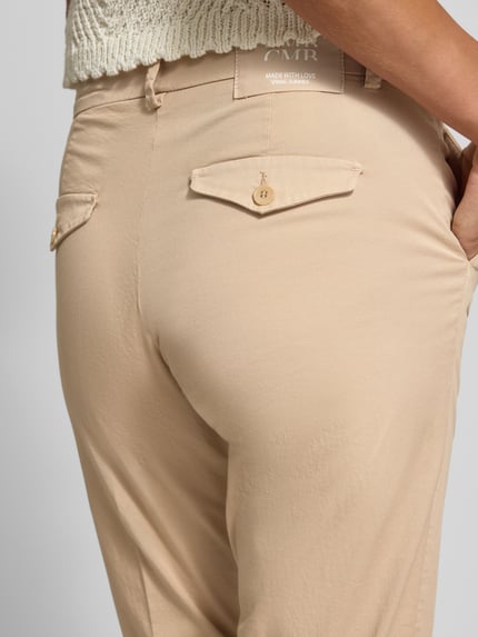 Frauenmodel trägt Slim Fit Chino aus Baumwoll-Mix Modell 'KARINA' von Cambio in Optik: Unifarben mit Label-Patch, Detailaufnahme Rückansicht.