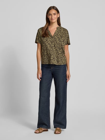 Frauenmodel trägt Regular-Fit T-Shirt aus reiner Baumwolle von Marc O'Polo, Damen T-Shirt mit floralen Mustern, Ganzkörperansicht von vorne.
