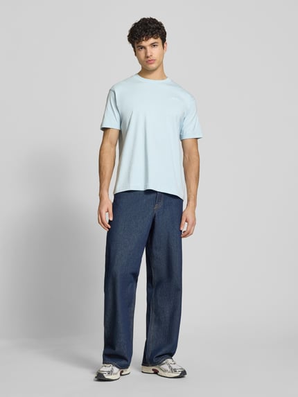 Männermodel trägt Herren T-Shirt mit Label-Stitching Modell 'ACCIANO CLASSIC' von Ellesse aus Reine Baumwolle, Gerader-Schnitt, hellblau, gerippter Stehkragen, Rückenlänge bei Größe M 67 cm, Ganzkörperansicht von vorne.