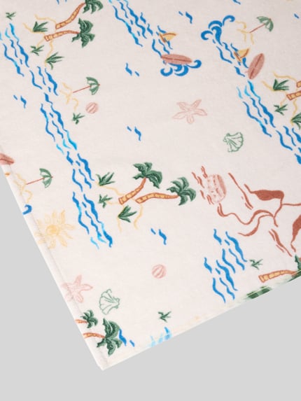 Produktfoto, Handtuch im Allover-Look von Jake*s Casual zeigt buntes Palmenmuster auf weißem, rechteckigem Baumwollstoff mit weicher Textur.