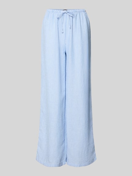 Produktfoto, Pyjama Pants mit elastischem Bund von Review, Damen Loose Fit in Hellblau-Weiß mit feinen Streifen, Bund mit Kordelzug, glatte Textur