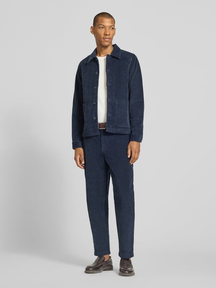 Männermodel trägt Cordhose mit seitlichen Eingrifftaschen von Casual Friday, dunkelblau, Baumwoll-Mix, Slim Fit, Ganzkörperansicht von vorne.