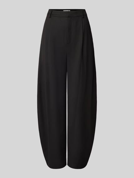 Produktfoto, schwarze Barrel Fit Hose mit Viskose-Anteil Modell 'Callia' von Gestuz, elastisches Material, Bundfalten, glatte Textur.