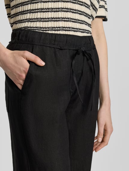 Frauenmodel trägt Leinenhose mit Bindegürtel Modell 'Chiara Belt' von MAC, reine Leinen, Damen Wide-Leg-Pants, Nahaufnahme Oberkörper.