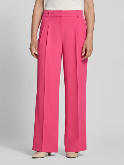 Frauenmodel trägt Wide Fit Stoffhose mit Bügelfalten von Christian Berg Woman Selection in Pink, Elastischer-Material-Mix, Nahaufnahme Oberkörper. Bundweite bei Größe 36: 40 cm, Innenbeinlänge bei Größe 36: 82 cm, Gesäßtaschen, Haken-Reißverschluss.