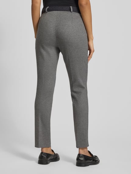 Kobiece model prezentuje szare, proste spodnie materiałowe z kieszeniami francuskimi, Stoffhose mit französischen Eingrifftaschen Modell 'Lillyth' od Raphaela By Brax, widok całej sylwetki z tyłu, materiał z domieszką wiskozy, kontekst: długość nogawki 75 cm, szerokość pasa 40 cm, guzik i suwak.
