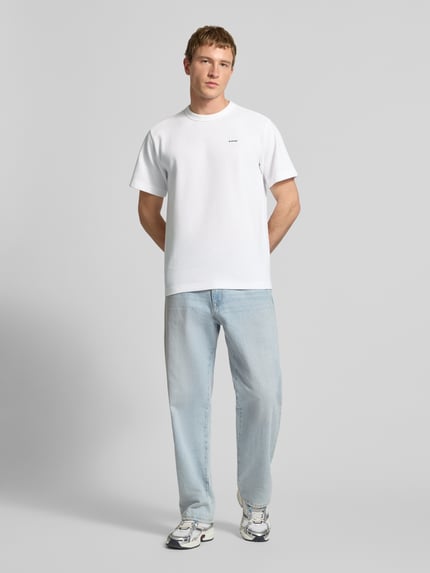 Männermodel trägt Regular Fit T-Shirt mit Strukturmuster von G-Star Raw in Weiß, Herren T-Shirt mit Rundhalsausschnitt, Logo, Rückenlänge 71 cm, Ganzkörperansicht von vorne.