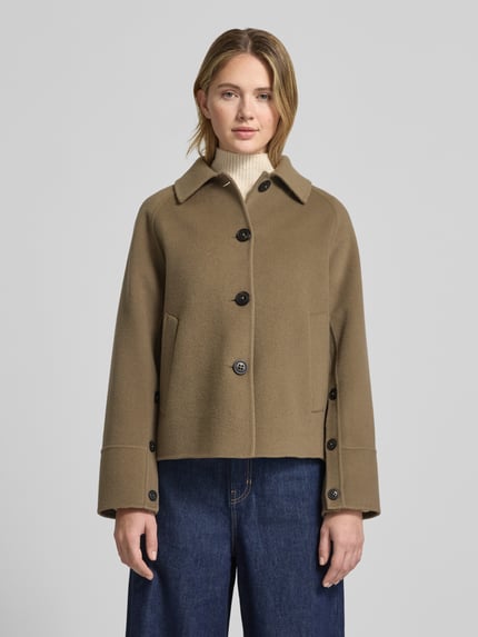 Frauenmodel trägt Relaxed Fit Jacke aus Woll-Mix mit Umlegekragen von Blonde No. 8 in Beige, Knopfleiste, Eingrifftaschen, lockerer Schnitt, Ganzkörperansicht von vorne.