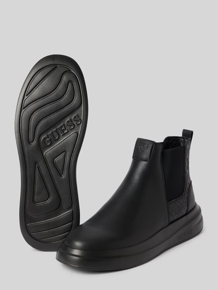 Produktfoto, czarne Chelsea Boots aus Leder-Mix Modell 'EMYL' von GUESS, zaokrąglony nosek, sznurowanie, strukturalna podeszwa, wysokość obcasa w rozmiarze 44: 5 cm, wysokość cholewki w rozmiarze 44: 12 cm, szerokość w rozmiarze 44: 10 cm