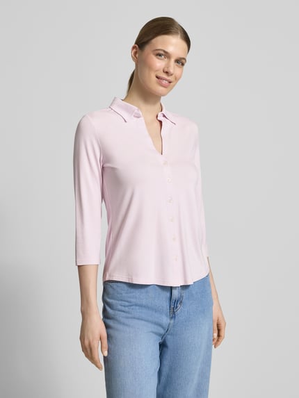 Frauenmodel trägt Regular Fit Hemdbluse aus Viskose-Mix von Marc O'Polo in zartem Rosa, unifarben mit 3/4-Arm, Ganzkörperansicht von vorne.