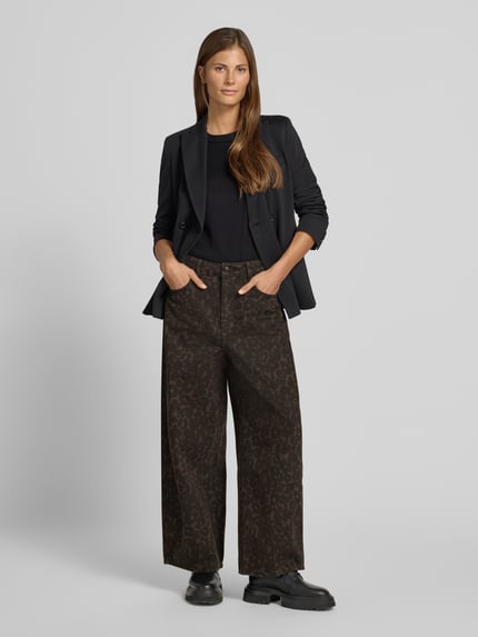Frauenmodel trägt Wide Fit Jeans aus reiner Baumwolle mit Animal-Print von Oui, dunkle Farben, 5-Pocket-Design, Ganzkörperansicht von vorne.
