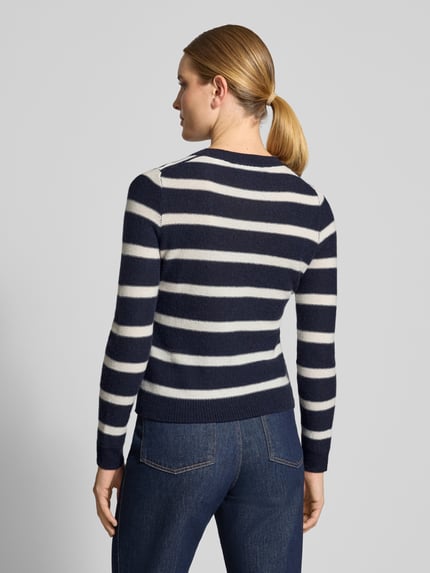 Frauenmodel trägt Strickpullover aus Kaschmir-Mix von Christian Berg Woman in Dunkelblau mit weißen Streifen, taillierte Passform, Ganzkörperansicht Rückansicht.