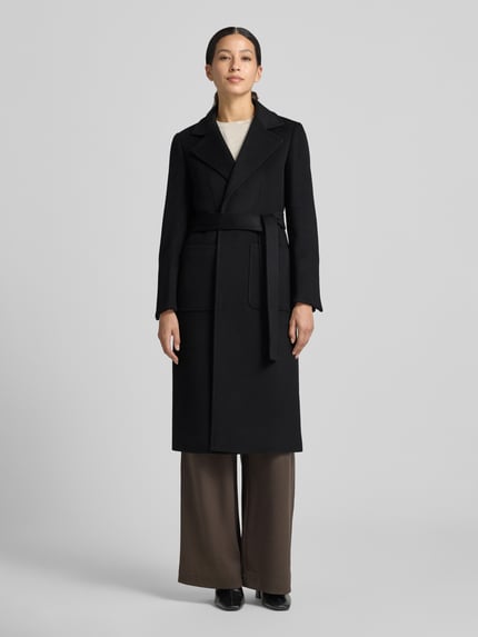 Frauenmodel trägt Regular Fit Mantel aus reiner Baumwolle Modell 'RUNAWAY' von MAX&Co. in Schwarz, glatte Struktur, Ganzkörperansicht von vorne. Damen Mantel von MAX&Co.