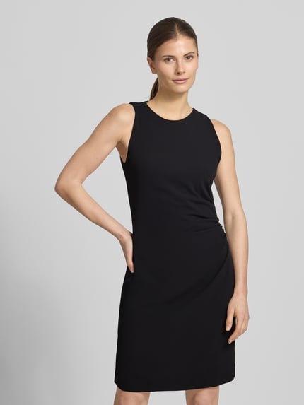 Kobiece modelka nosi Tailliertes Businesskleid mit Raffung Modell 'KENDELA' von HUGO, efekt: jednolity kolor, krój: taliowany, długość midi, okrągły dekolt, aplikacja z metką, marszczenie, zapięcie: ukryty zamek błyskawiczny, szerokie ramiączka, prosty dół, wykończenie materiału: krepa, całkowite ujęcie przodu.