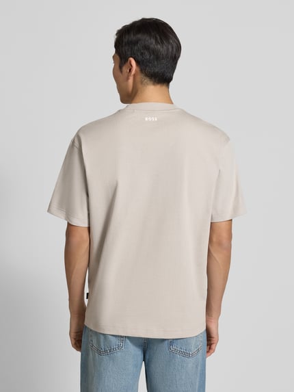 Männermodel trägt Regular Fit T-Shirt aus Baumwoll-Mix Modell 'TEETIM' von BOSS Orange, Optik: Unifarben, Label-Print, Ganzkörperansicht Rückansicht.