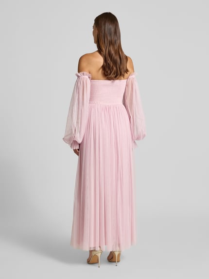 Frauenmodel trägt Abendkleid in Midilänge mit Raffungen von LACE & BEADS in Rosa, semitransparentes Off-Shoulder-Design, taillierte Passform, langärmelig, blickdichter Unterrock, Rückenlänge 129 cm, Brustweite 32 cm, Ärmellänge 65 cm, Ganzkörperansicht Rückansicht.