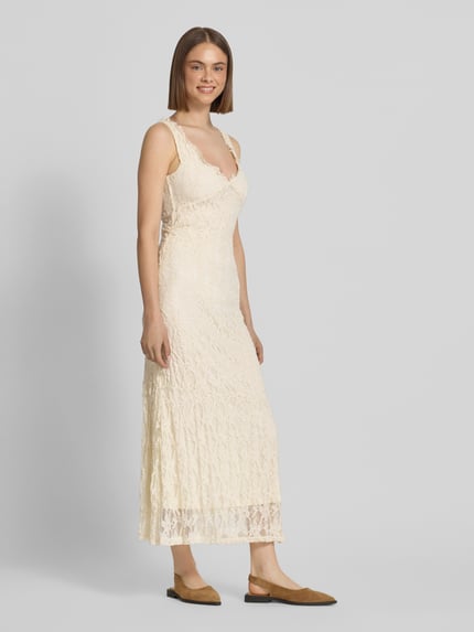 Vrouwenmodel draagt kanten jurk Schmalen Spitzenkleid mit tiefen V-Ausschnitt Modell 'ALBINA' van Only, look: effen, smal, maxilengte, brede bandjes, diepe V-hals, onderjurk, materiaalverwerking: kant, Ganzkörperaanzicht van voren.