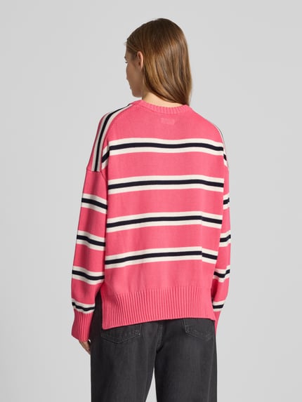 GUESS Jeans Sweter z dzianiny o kroju oversized z wyhaftowanym logo Fuksjowy 5