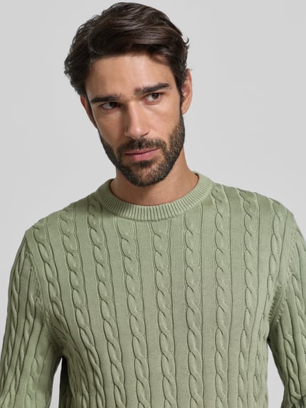 Męski model nosi Sweter z dzianiny z prążkowanymi wykończeniami od Christian Berg Men, bawełna, krój regular fit, okrągły dekolt, Nahaufnahme Oberkörper.