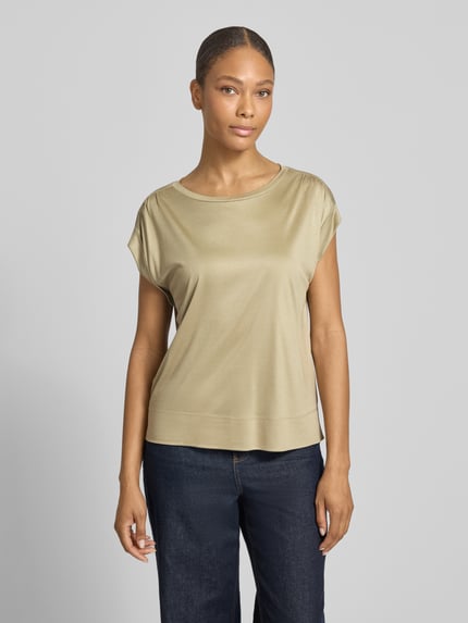 Modelka kobieca ma na sobie T-shirt z podwiniętym rękawem model 'Sosilla' od OPUS, czysta wiskoza, krój regular fit, przód na wysokości całego ciała, okrągły dekolt, długość tyłu w rozmiarze 36: 55 cm