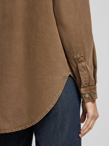 Frauenmodel trägt Jeansbluse mit Brusttasche Modell 'Malo' von My Essential Wardrobe aus Reine Baumwolle im Relaxed-Fit, Detailaufnahme.