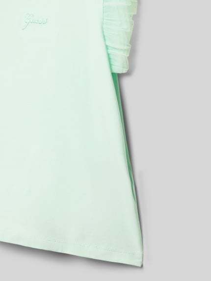 Produktfoto, dziecięcy t-shirt z wyhaftowanym logo i okrągłym dekoltem, prosty krój, tiul na rękawach, długość tyłu przy rozmiarze 116: 41 cm, T-Shirt mit Logo-Stitching und Rundhalsausschnitt von Guess