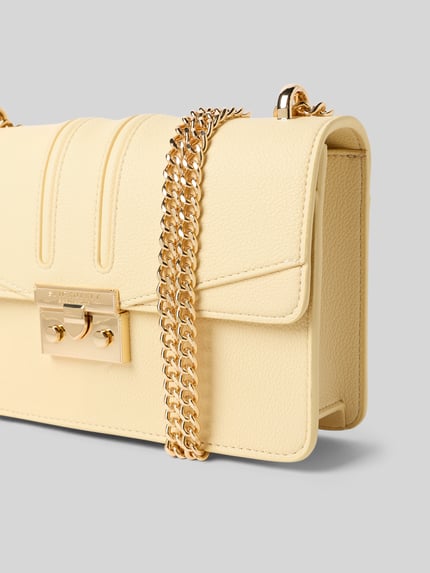 Productfoto, Crossbody-Bag in leerlook model 'Roros East-West' van Seidenfelt met kettinglook schouderband, hoofvak met overslag, ritsvak aan de binnenkant, breedte 23 cm, lengte 15 cm, diepte 7 cm, schouderbandlengte 115 cm