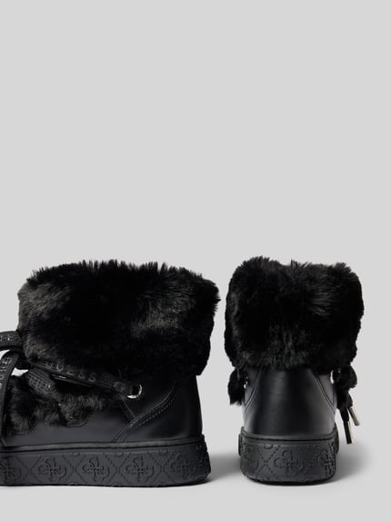 Produktfoto, schwarze Damen Schnürschuhe mit Kunstfellbesatz und Logo-Detail Modell 'Uneek' von Guess, profilierte Sohle, strukturierte Oberfläche.