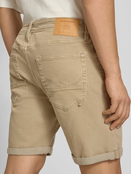 Männermodel trägt Regular Fit Shorts mit Umschlag Modell 'RICK' von Jack & Jones in Beige, Baumwoll-Mix, Rückansicht Nahaufnahme Oberkörper.