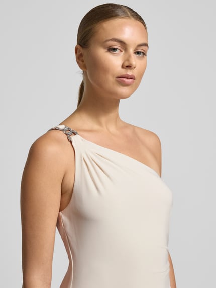 Kobiece model prezentuje sukienkę wieczorową model 'BELINA' od Lauren Ralph Lauren, mieszanka materiałów z dodatkiem streczu, krój na jedno ramię, ozdobne kamienie, dopasowany fason, jasny kolor, gładka tekstura, dłuższy tył, rozmiar 36: długość 149 cm, szerokość klatki piersiowej 37 cm, zbliżenie na górną część ciała.