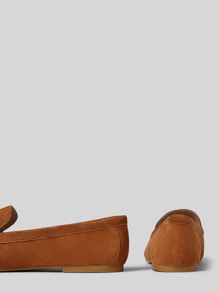 Produktfoto, Loafer aus Leder mit Label-Applikation Modell 'AVERI III' von Lauren Ralph Lauren in Braun, abgerundete Spitze, Schlupfform, Echtleder, Absatzhöhe 1 cm, Schafthöhe 7 cm, Schaftweite 5 cm, glatte Textur, klare Linien.