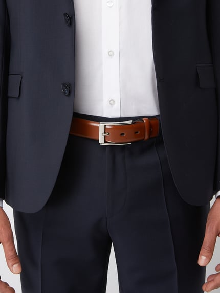 Männermodel trägt Gürtel mit Dornschließe von Lloyd Men's Belts aus braunem Leder, klassische Passform, Breite 127 cm, Nahaufnahme Oberkörper.