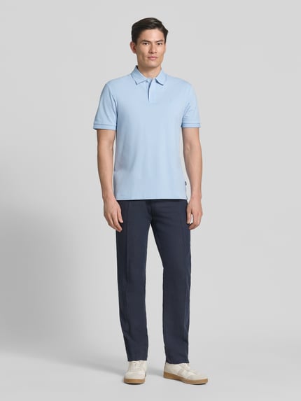 Männermodel trägt Regular Fit Poloshirt aus reiner Baumwolle Modell 'C-PARRIS' von BOSS in Hellblau, Piqué-Textur, Ganzkörperansicht von vorne
