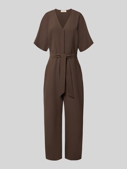 Produktfoto, brauner Jumpsuit mit V-Ausschnitt, taillierte Passform, Modell 'Lehila' von MOS MOSH, strukturierte Stoffoptik